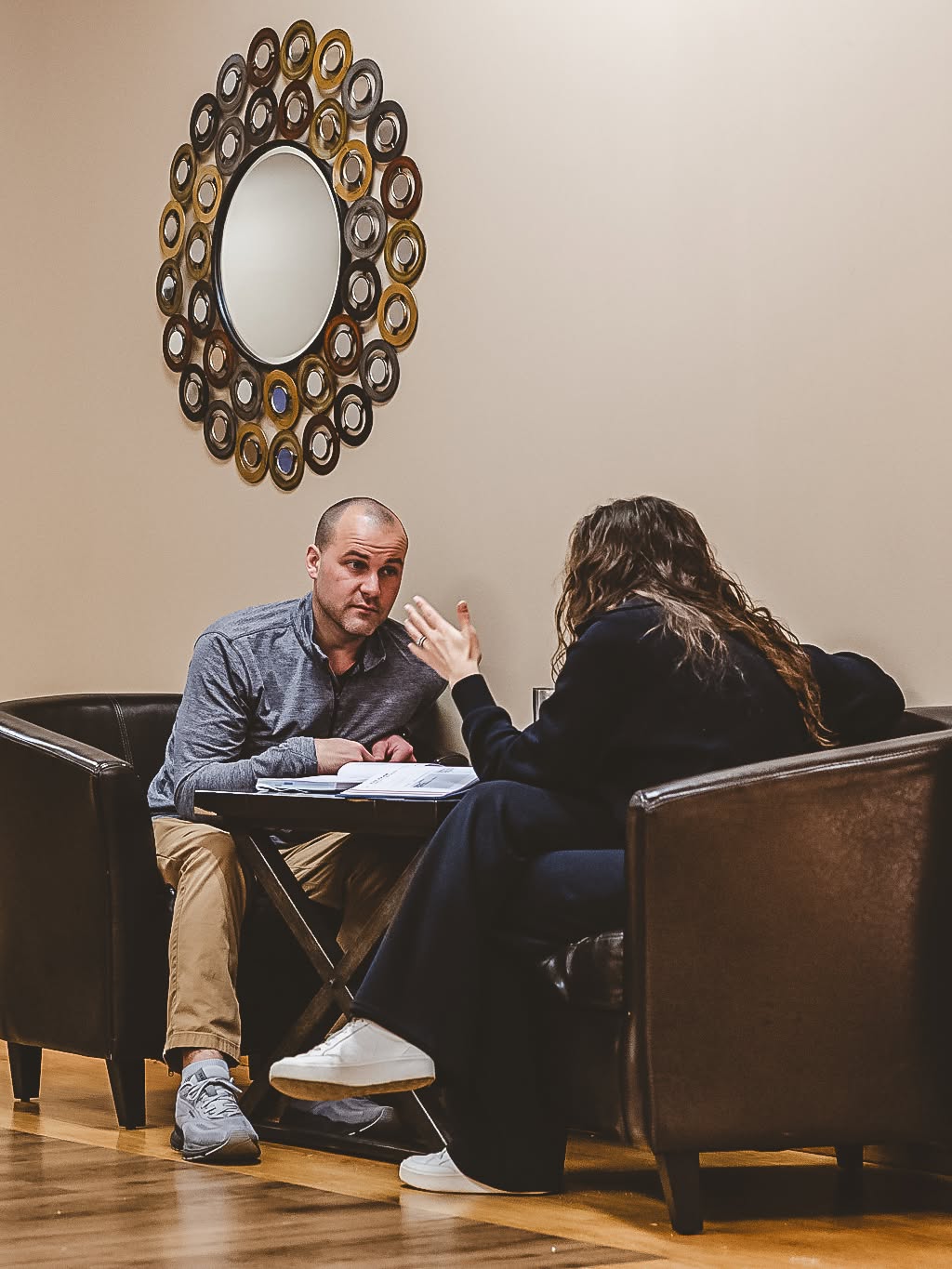 A facilitator and participant meeting one-on-one in a living-room-style setting